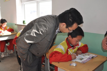 陈沙立慈善及基金执行主任王增峰与孩子们亲切的交谈