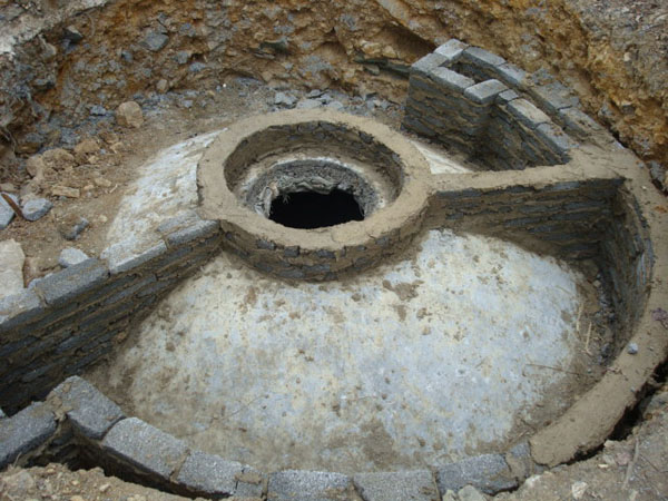 观看化屋农户在建沼气池