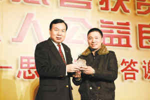 雕塑艺术大师袁熙坤派代表向李晓林捐赠其作品《北极之急》