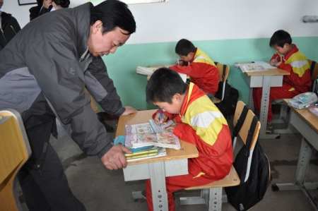 基金会人员在思源华侨小学看望正在上课的孩子们