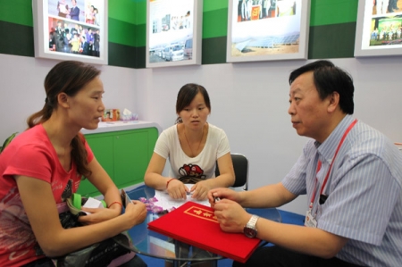 中华思源工程扶贫基金会工作人员与白血病患者家属沟通救助事宜