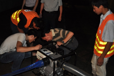 中华思源工程扶贫基金会工作人员启动排水机