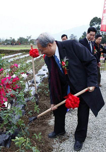 前人大副委员长中华思源工程基金会创始人成思危种下三期千亩玫瑰园的第一株玫瑰苗