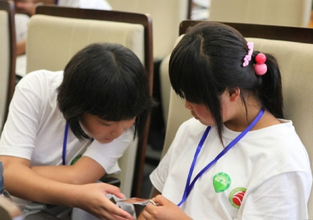 参加“扬帆计划2012暑期夏令营北京站”的学生在交流