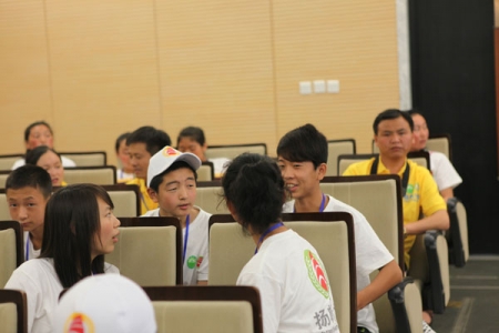 参加“扬帆计划2012暑期夏令营北京站”的学生在交谈