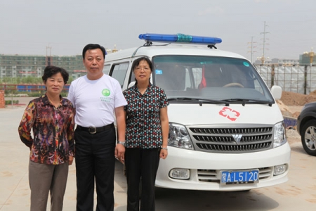 中华思源工程扶贫基金会副秘书长陶鸣（中）与民建呼和浩特市委会主委陈曼莉（右）、武川县副县长郎曙敏在“思源工程”捐赠的救护车前合影。