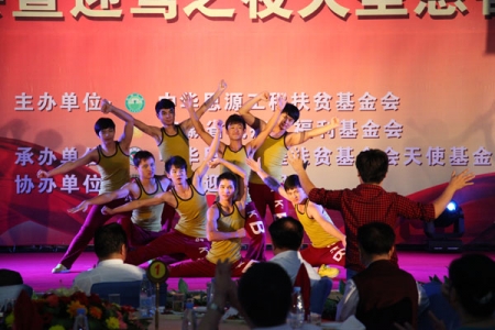 4、安徽省特殊教育中专学校聋哑学生现场带来的《青春绚》舞蹈